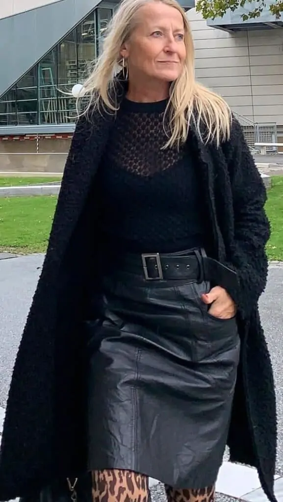 What To Wear With A Leather Skirt (Ultimate Guide for Women)