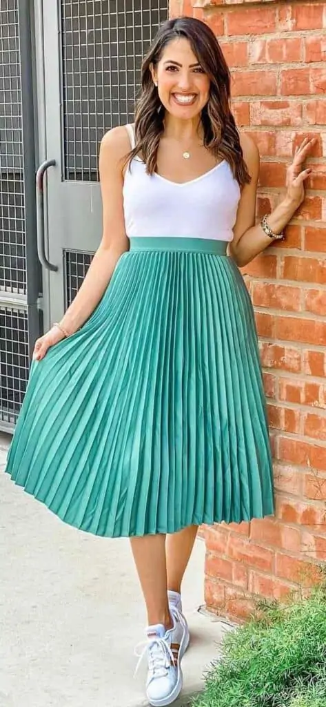 What to wear with a pleated skirt (Complete Guide for Women)