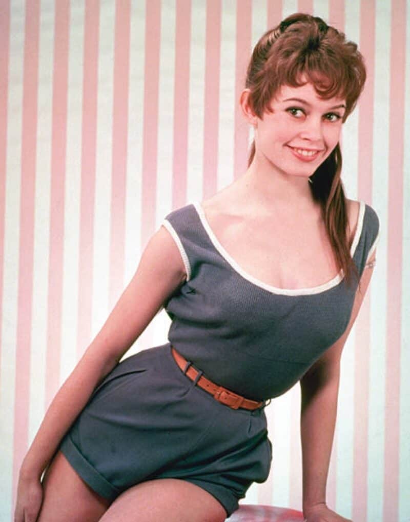 24 Hourglass Figure Celebrities with Amazing Style