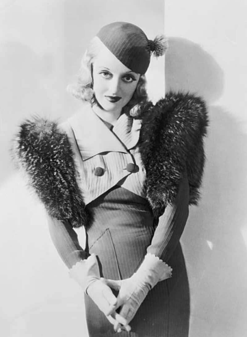 24 Hourglass Figure Celebrities with Amazing Style