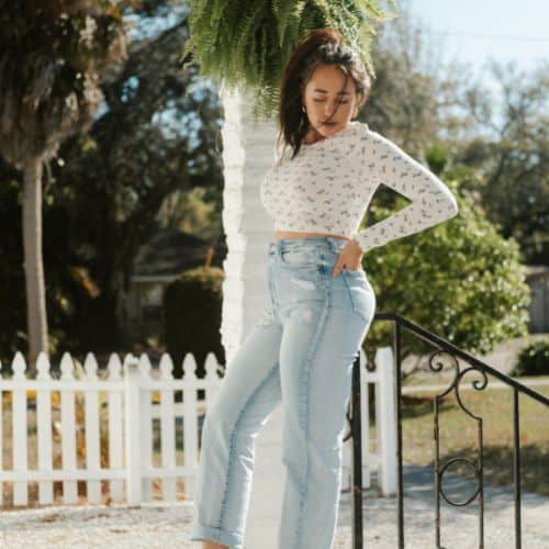 JEANS THAT LOOK GOOD ON WIDE HIPS-Avoid light-colored jeans