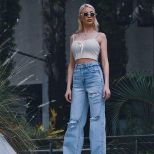 JEANS-THAT-LOOK-GOOD-ON-WIDE-HIPS-Wide-leg-jeans