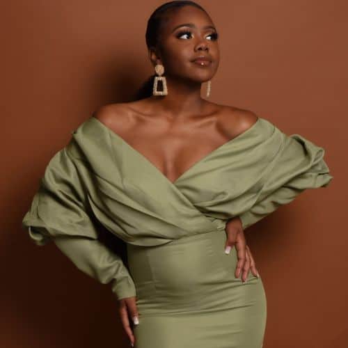 WHAT DRESSES LOOK BEST ON CURVY WOMEN-v-neck line