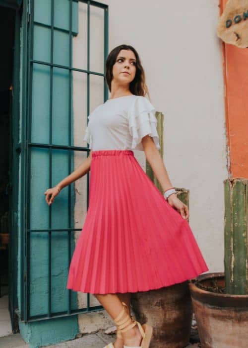 BEST SKIRTS FOR A SHORT AND CURVY WOMAN-pleated skirt