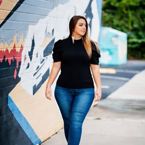 BEST TOPS FOR SHORT AND CURVY WOMEN-Wear solid color tops
