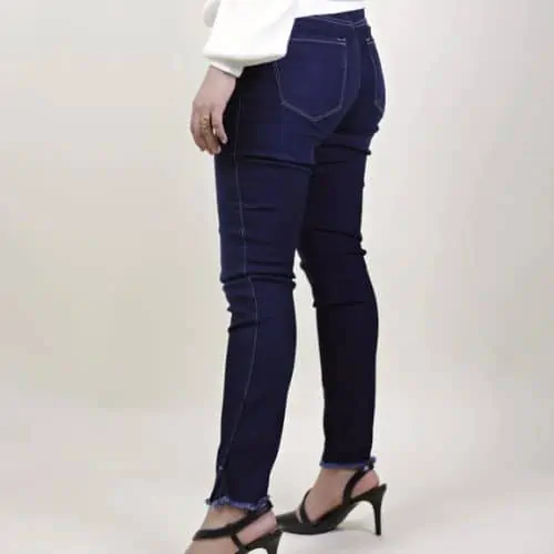 BEST JEANS FOR INVERTED TRIANGLE=avoid skinny jeans