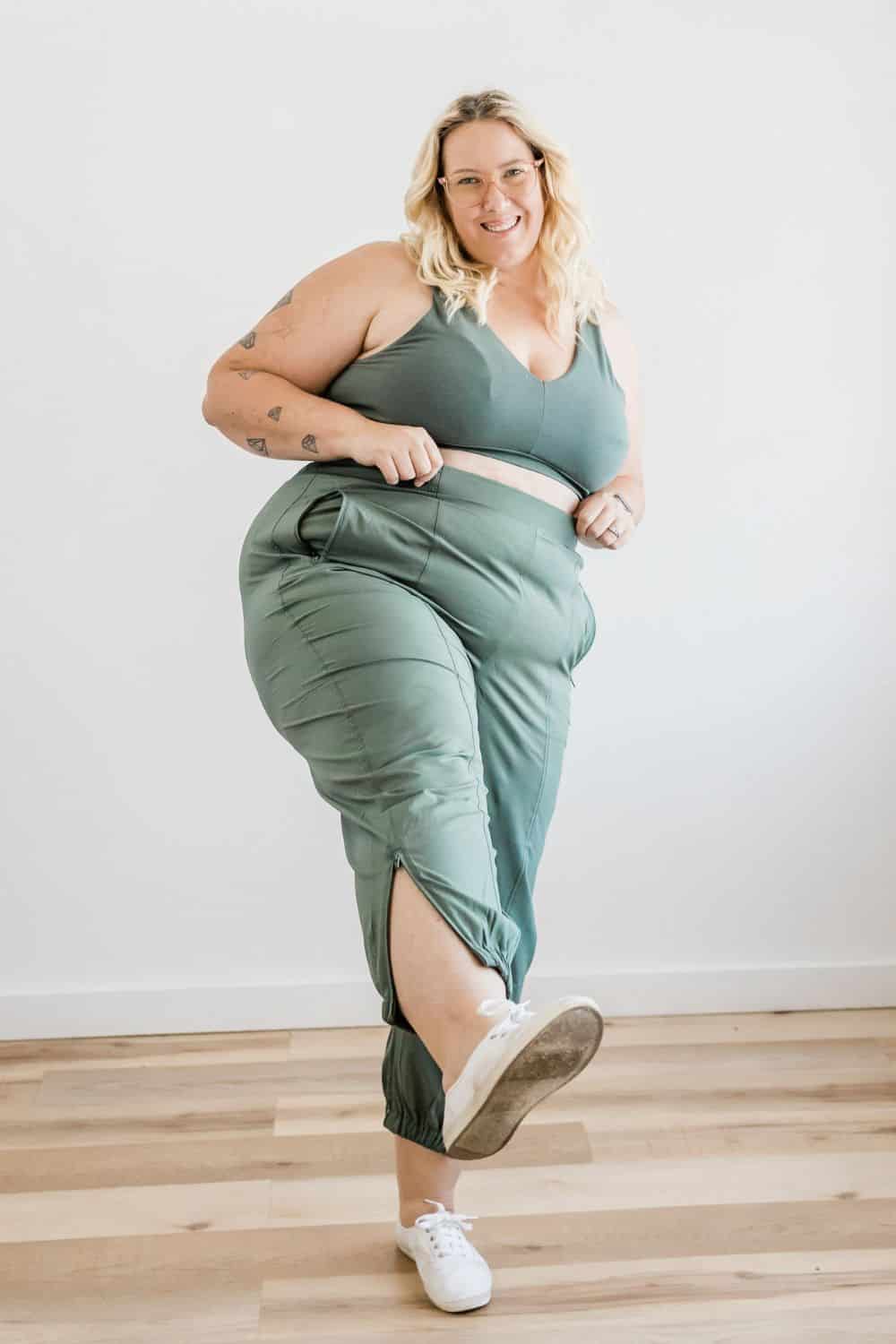 Smart Ways to Choose Pants for Pear Shaped Body - Petite Dressing