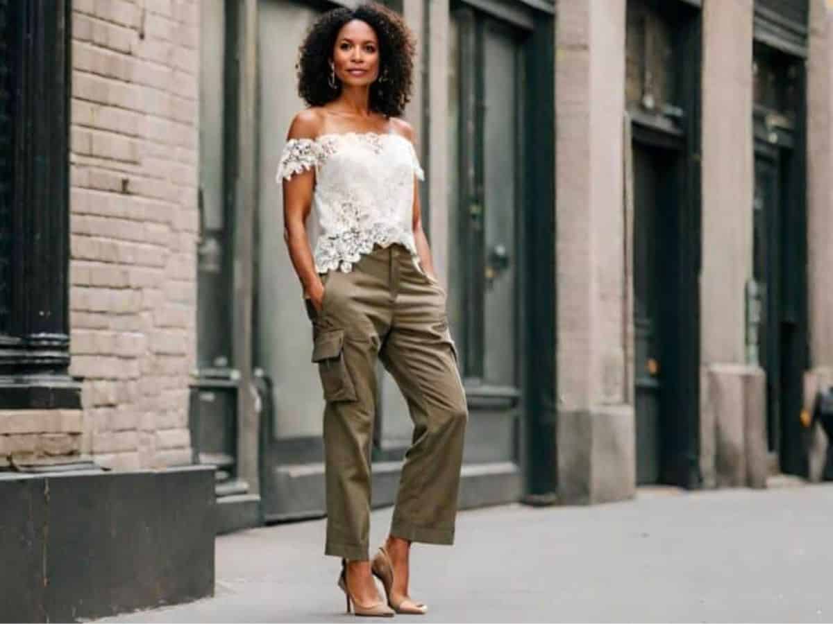 Black Cargo Pants with Brown Crew-neck T-shirt Outfits (2 ideas & outfits)